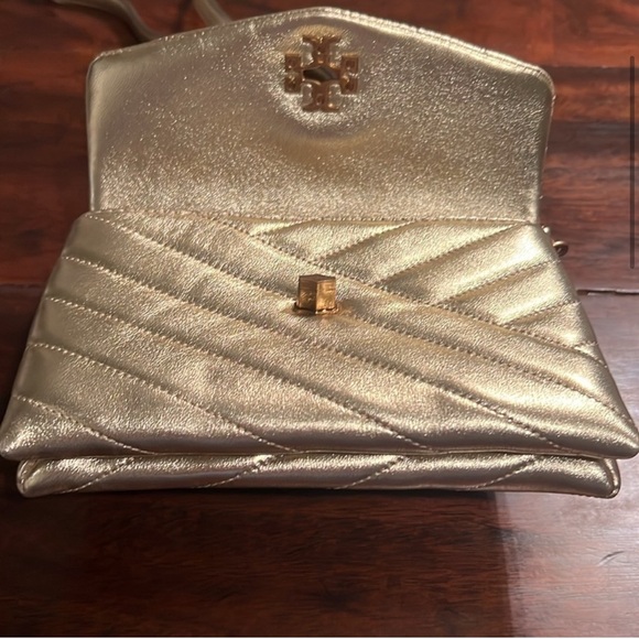 TORY BURCH Kira Chevron Chain Wallet Gold - Picture 7 of 9